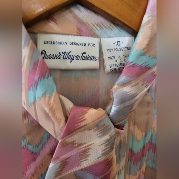 NWOT Queens Way to Fashion Multi Color Chevron Neck Tie Blouse Sz 10 - Picture 5 of 5